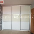 Стильный шкаф-купе в спальне из ДСП + вставки из лакобеля