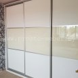 Стильный шкаф-купе в спальне из ДСП + вставки из лакобеля (фото справа)