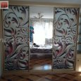 Встроенный шкаф-купе в спальне с прямыми полками и тумбочкой + двери с фотопечатью и зеркалом