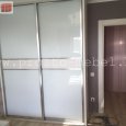 Шкаф-купе в комнате + двери из лакобеля со вставками